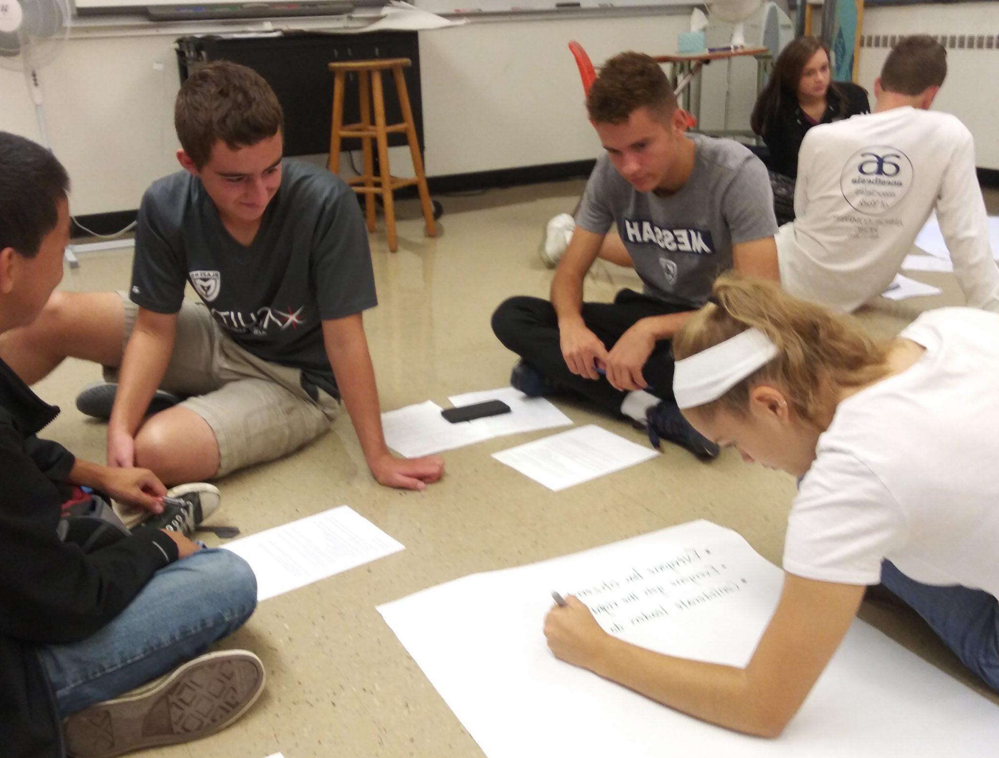 Học sinh cộng tác strong một dnguyen án lớp, vue trên giấy trên sàn nh<e:1>